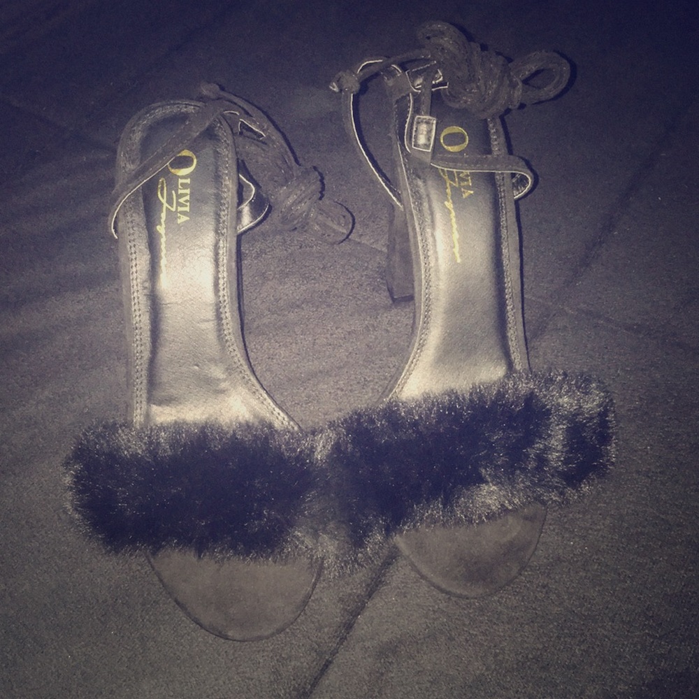 Black velvet/fuzzy Olivia Ferguson heels, w straps